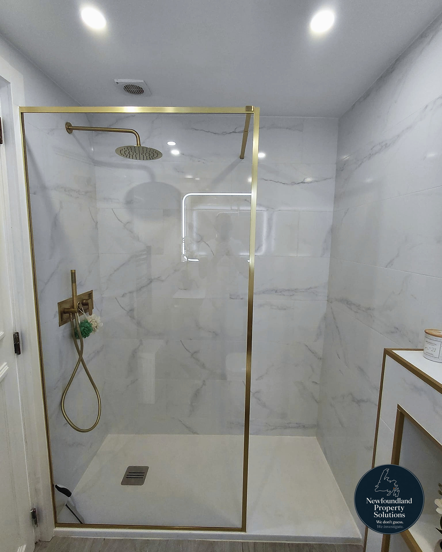 Walk-in shower with brass frame and rainhead
